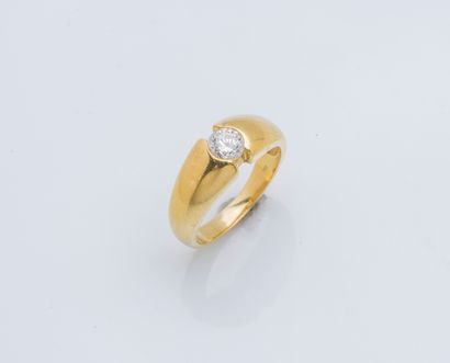 null Bague jonc en or jaune 18 carats (750 ‰) sertie d’un diamant taillé en brillant...