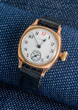 ELGIN 18K (750 ‰) rose gold wristwatch the cushion-shaped case with clipped back,...