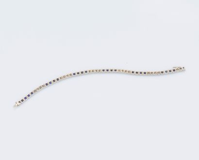 null Bracelet ligne en or gris 18 carats (750 ‰) orné d’une alternance de saphirs...