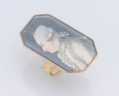 null A 9-karat yellow gold ring (375 ‰) adorned with a painted miniature depicting...