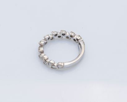 null Demi alliance en or gris 18 carats (750 ‰) sertie de dix-huit diamants ronds...