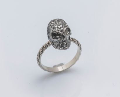 null 18K (750 ‰) white gold memento mori ring topped with a silver (925 ‰) skull...