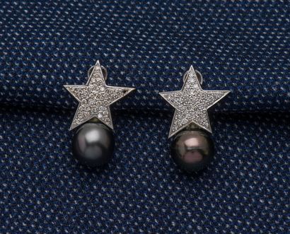 null Pair of 18K (750 ‰) white gold ear clips adorned with a five-pointed star set...