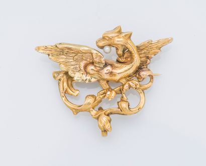 null Broche chimère en or jaune 18 carats (750 ‰) stylisant un dragon ailé sur une...