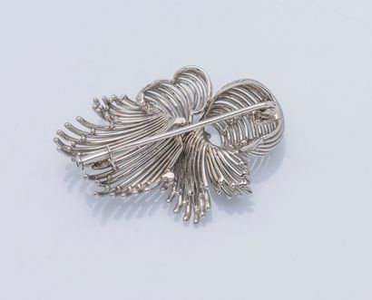 null 18K (750 ‰) white gold brooch drawing a smooth gold wire palm set with two round...