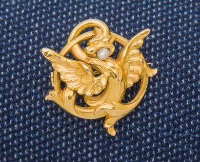 null Broche chimère en or jaune 18 carats (750 ‰) figurant un dragon ailé retenant...