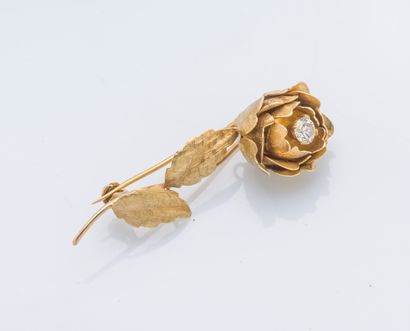 null Peony brooch in textured 18k yellow gold (750 ‰), the pistil set with a half-cut...