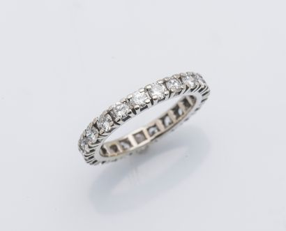 null American wedding band in 18K white gold (750 ‰) set with twenty-one round diamonds.

Finger...