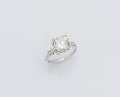 null 
Bague en or gris 14 carats (585 ‰) ornée d’un diamant pesant 3,69 carats de...