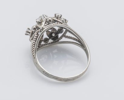 null An 18K (750 ‰) white gold dome ring forming a rosette set with a round diamond...