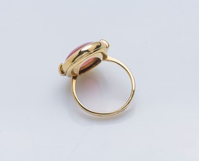 STERN An 18K (750 ‰) yellow gold ring adorned with a cabochon of pink stone. Signed.

Finger...