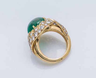 CARTIER Bague en or jaune 18 carats (750 ‰) ornée d’un cabochon d’émeraude calibrant...