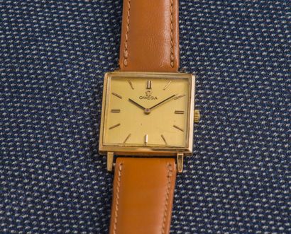 OMEGA Classic watch, the square case in 18K yellow gold (750 ‰) with a clipped back...