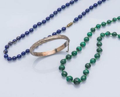 null Lot de bijoux comprenant :

 – Un bracelet jonc en argent (800 ‰), à décor ciselé...