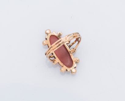 null An 18K (750 ‰) yellow gold ring set with a cameo on carnelian depicting a diaule...