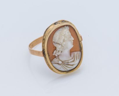 null An 18K (750 ‰) yellow gold ring adorned with an oval shell cameo depicting a...