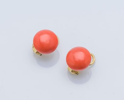 null Pair of 18K yellow gold (750 ‰) earrings adorned with a coral cabochon (corallium...