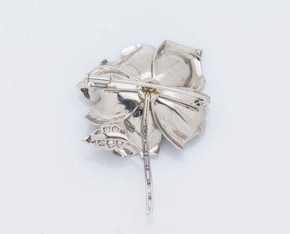 null An 18K (750 ‰) white gold flower brooch, the petals textured with striations...