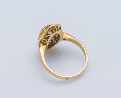 null An 18K (750 ‰) yellow gold ring the oval bezel adorned with a symmetrical pattern...