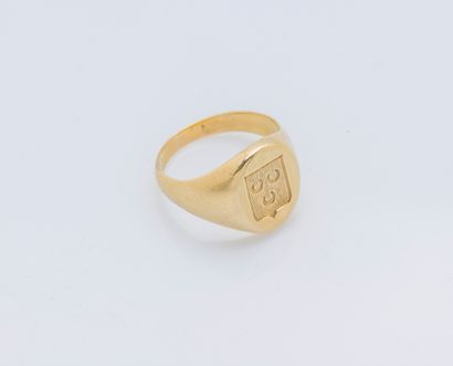 null Chevalière in 18K yellow gold (750 ‰) engraved with a coat of arms "de gueules...