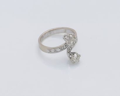 null An 18K (750 ‰) white gold toi et moi ring set with two cushion diamonds of 0.20...