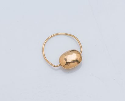 null An 18k yellow gold ring (750 ‰) adorned with a mobile faceted gold pearl.

Finger...