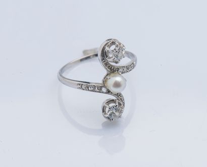 null Platinum (950 ‰) duchess ring set with a pearl, shouldered by two cushion-cut...