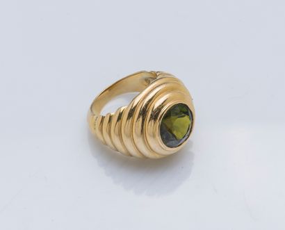 null An 18K (750 ‰) yellow gold dome ring set with a round-shaped green tourmaline,...