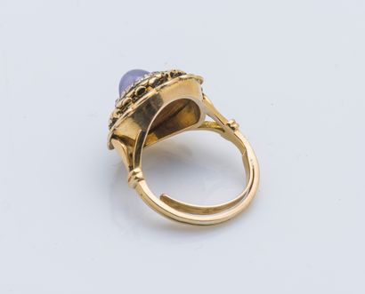 null 
NON VENUE

Dome ring forming a rosette in 18K yellow gold (750 ‰) set with...