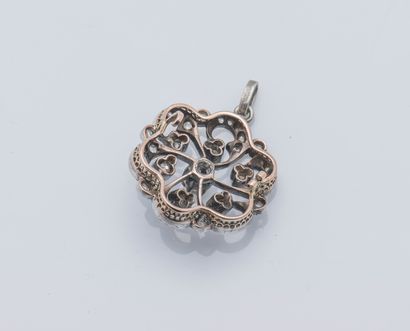 null Pendentif formant une rosace polylobée et ajourée en or rose 18 carats (750...