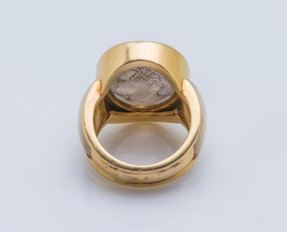 null Bague chevalière en or jaune 18 carats (750 ‰) ornée d’un camée figurant une...