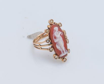 null An 18K (750 ‰) yellow gold ring set with a cameo on carnelian depicting a diaule...