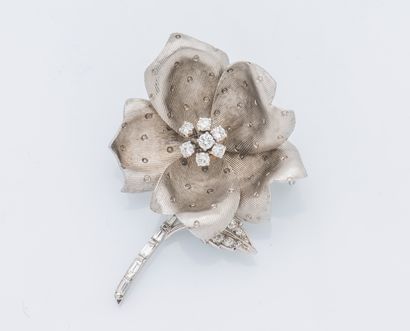 null Broche fleur en or gris 18 carats (750 ‰), les pétales texturés de stries et...