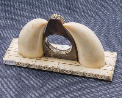 null Porte montre en ivoire marin composé de deux Scrimshaw à décor incisé en couleur...