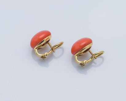 null Pair of 18K yellow gold (750 ‰) earrings adorned with a coral cabochon (corallium...