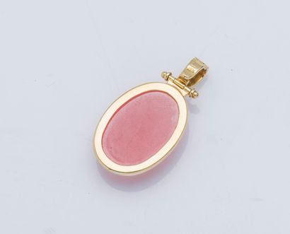 STERN An 18k yellow gold (750 ‰) pendant adorned with a cabochon of pink stone. Signed.

Height...