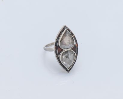 null 
NON VENU Platinum ring (950 ‰), the bezel forming a navette set with two faceted...