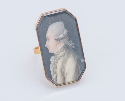null A 9-karat yellow gold ring (375 ‰) adorned with a painted miniature depicting...