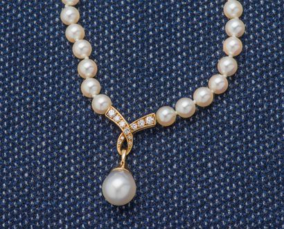 CARTIER & SOUBRENIE et BOIS Collier en perles de diamètre de 5,3 mm environ, soutenue...
