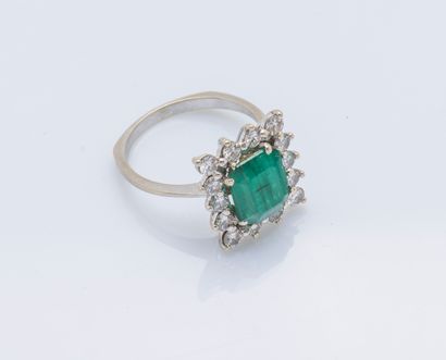 null An 18K (750 ‰) white gold ring adorned with a rectangular emerald within a surround...