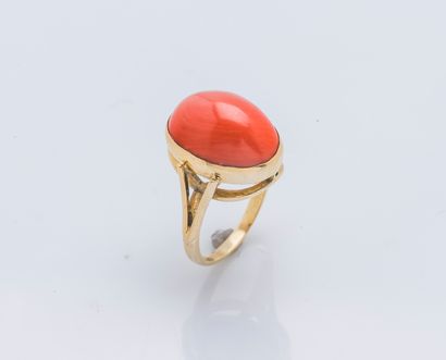 null An 18K yellow gold ring (750 ‰) adorned with a coral cabochon (corallium spp....