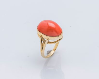 null Bague en or jaune 18 carats (750 ‰) ornée d’un cabochon de corail (corallium...