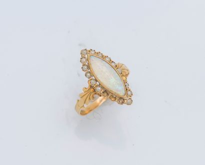null Bague navette en or jaune 18 carats (750 ‰) ornée d’une opale dans un entourage...