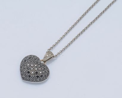 null 18K (750 ‰) white gold pendant and chain styling a cushion heart set with black...