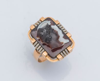 null Bague en or rose 18 carats (750 ‰) ornée d’un camée d’onyx trois couches figurant...