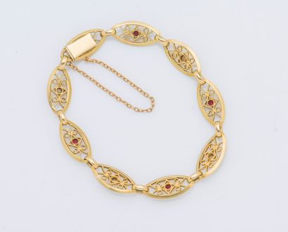 null Gourmet bracelet in 18K yellow gold (750 ‰) composed of nine filigree medallions...