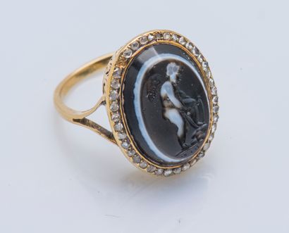 null An 18K (750 ‰) yellow gold ring adorned with a cameo on onyx depicting a cupid...