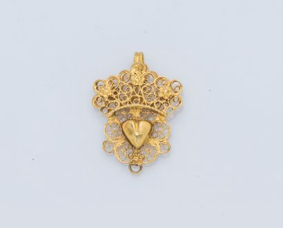 null 18K yellow gold (750 ‰) pendant entirely filigree, embellished with a crowned...