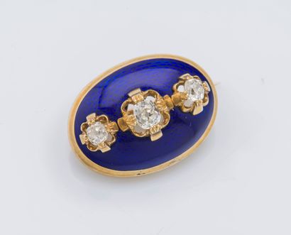 null Broche formant un médaillon ovale bombé en or jaune 18 carats (750 ‰) rehaussée...