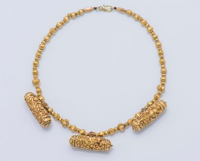 null Necklace choker in 18K yellow gold (750 ‰) adorned with three chased cylinders...